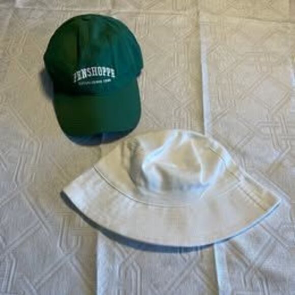 bundle lot of 2 trendy women's hats new - Picture 1 of 3